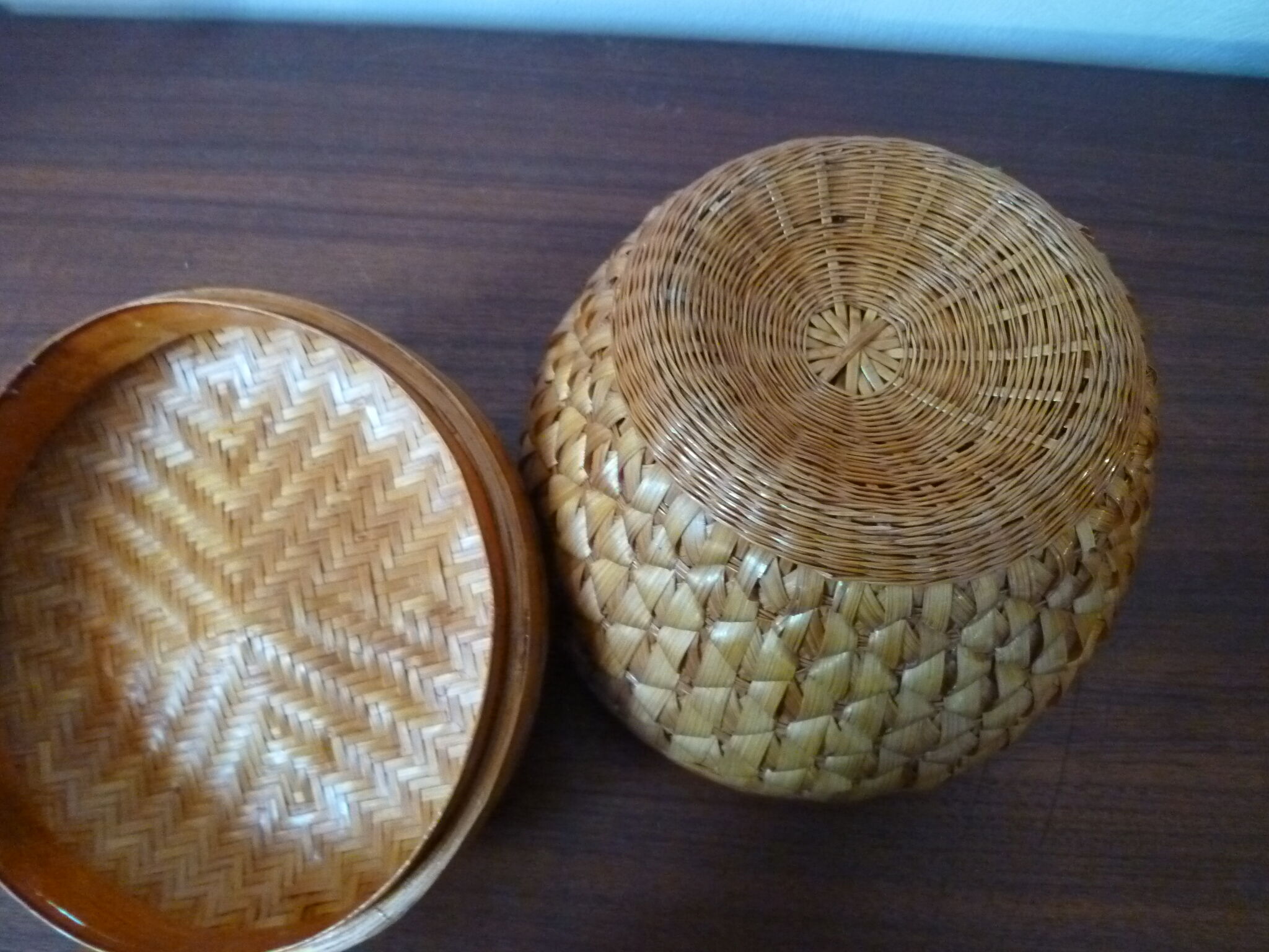 Apple box made of vegetable fibre