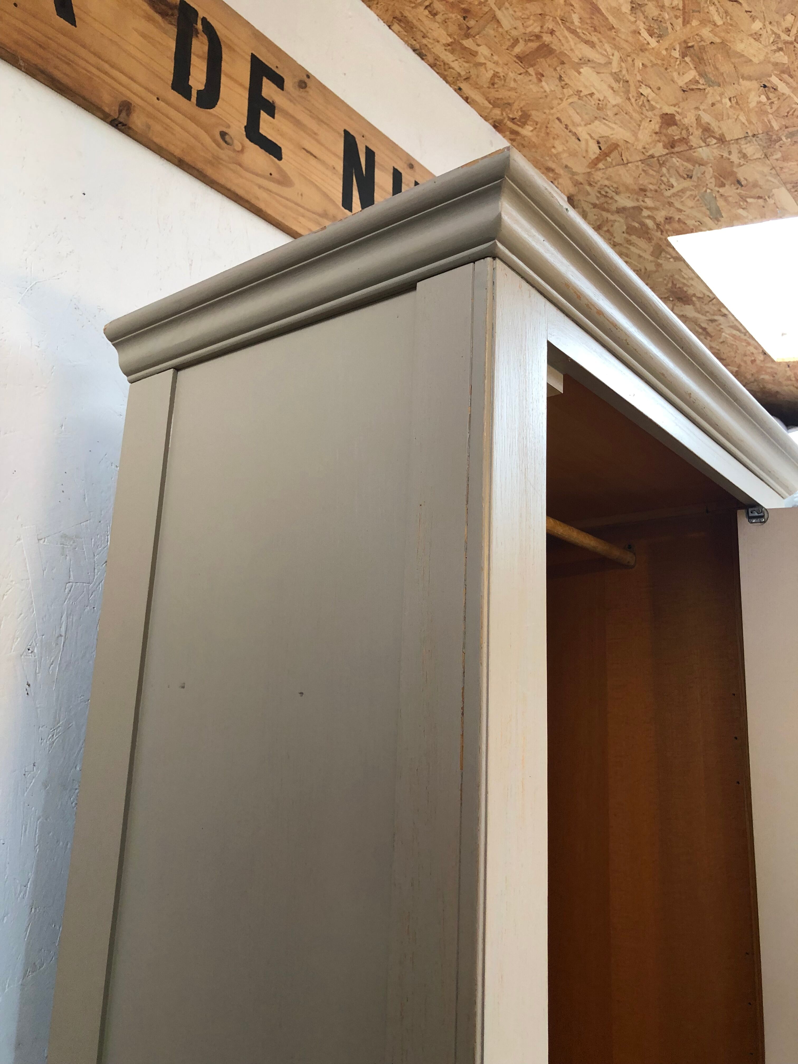 Wardrobe / hosiery maker