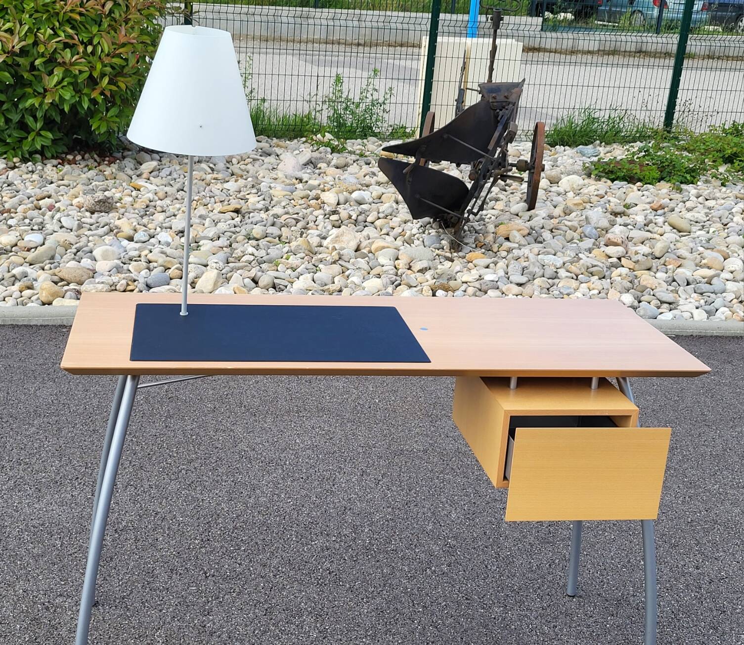 Jean Nouvel desk, Ligne Roset edition, with its original lamp, created for Relais & Châteaux in 1980.