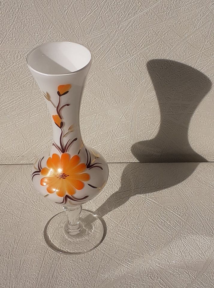 Vase en verre fleuri fleur orange sur pied