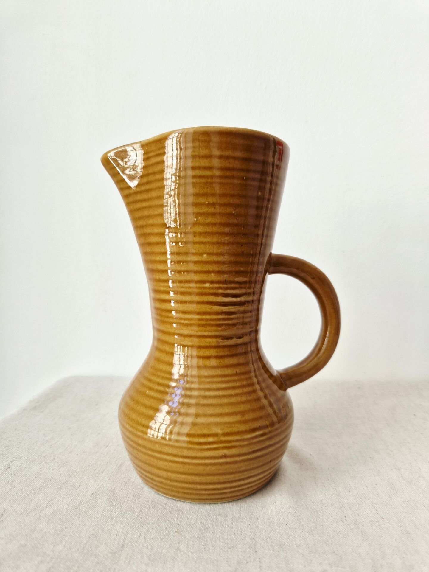 Pichet, carafe Digoin en grès émaillé miel, 1950-60