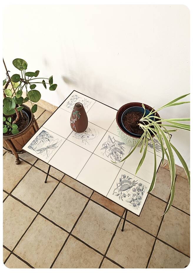 Table d'appoint vintage en fer forgé & céramique, oiseaux et papillons
