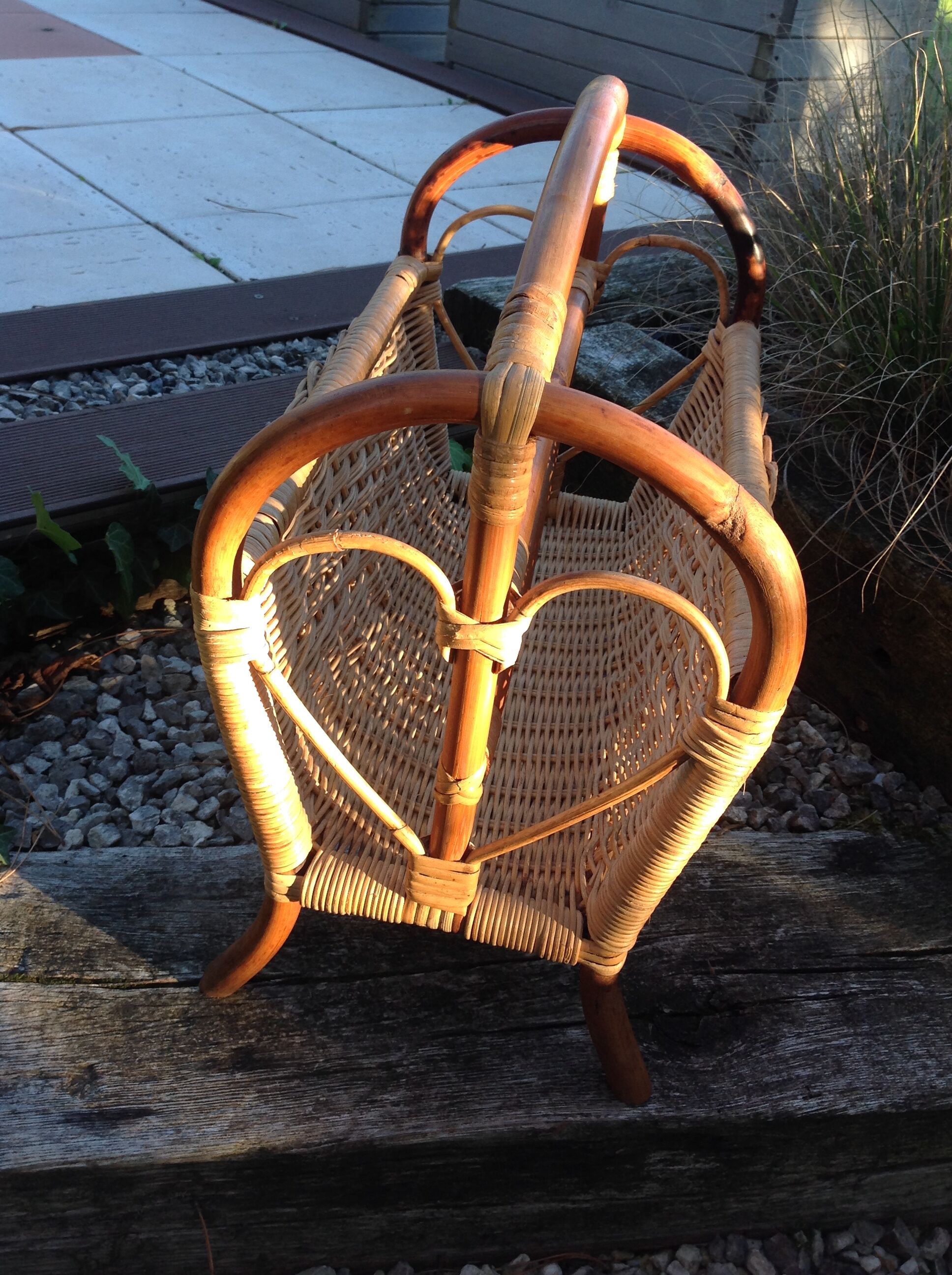 Magazine holder in rattan and braided wicker / vintage 60s-70s