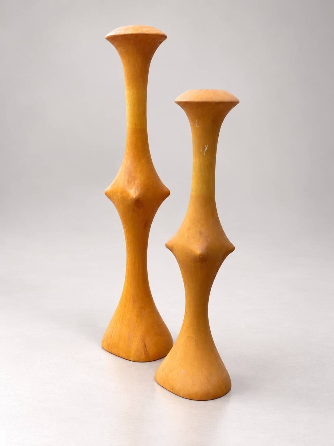 Pair of sculptural turned wood candlesticks – Vintage 1960s-1970s