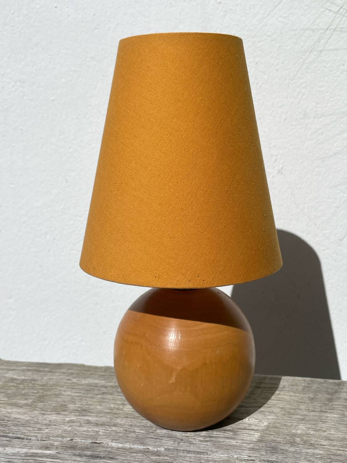Lampe boule en bois tourné jaune 1980