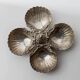 Centre de table en métal argenté, 4 coupelles coquille avec poignée pomme de pin, années 1930