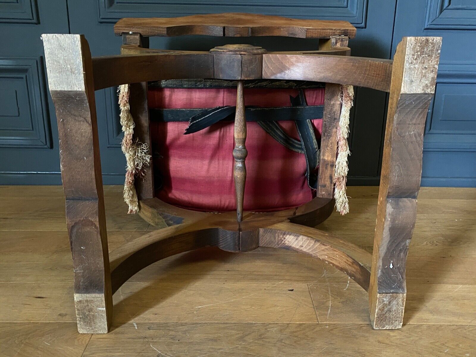 Fauteuil dagobert debut XXe bois sculpte blason neogothique sculpture