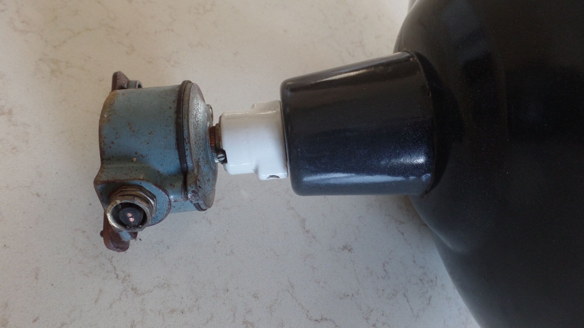 Suspension industrielle en tôle émaillée blanche et noire