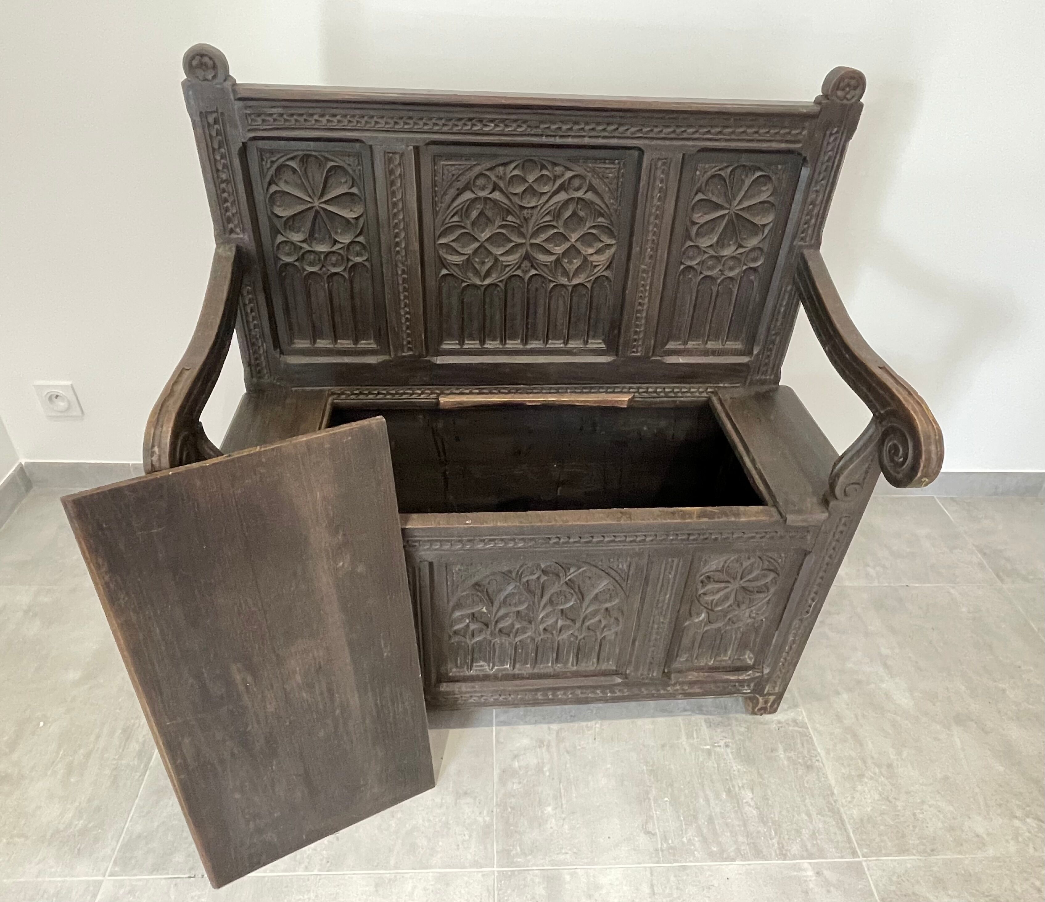 Chest bench in natural wood carved with Gothic motifs