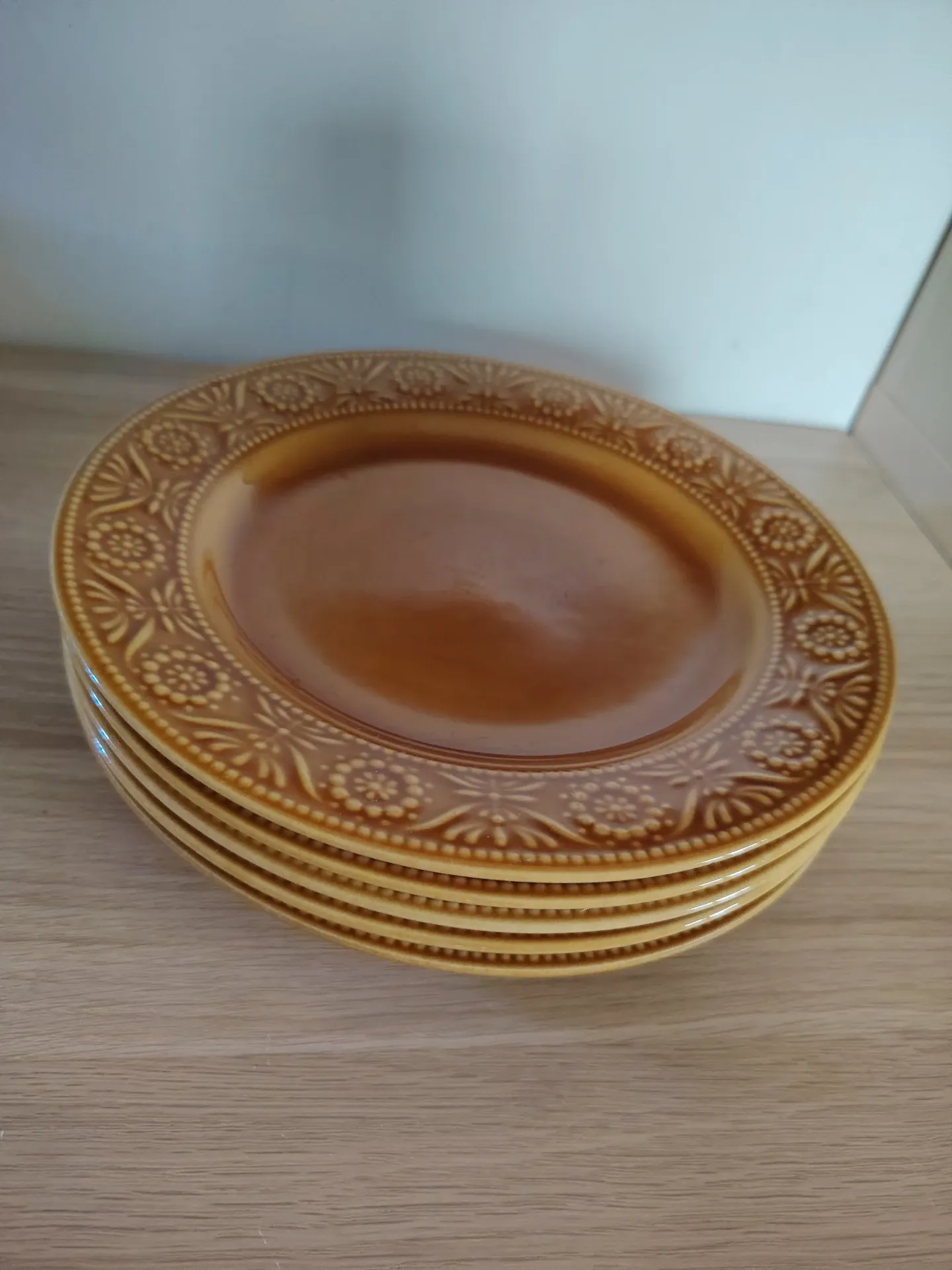 Assiettes majolaine ocre marron caramel 