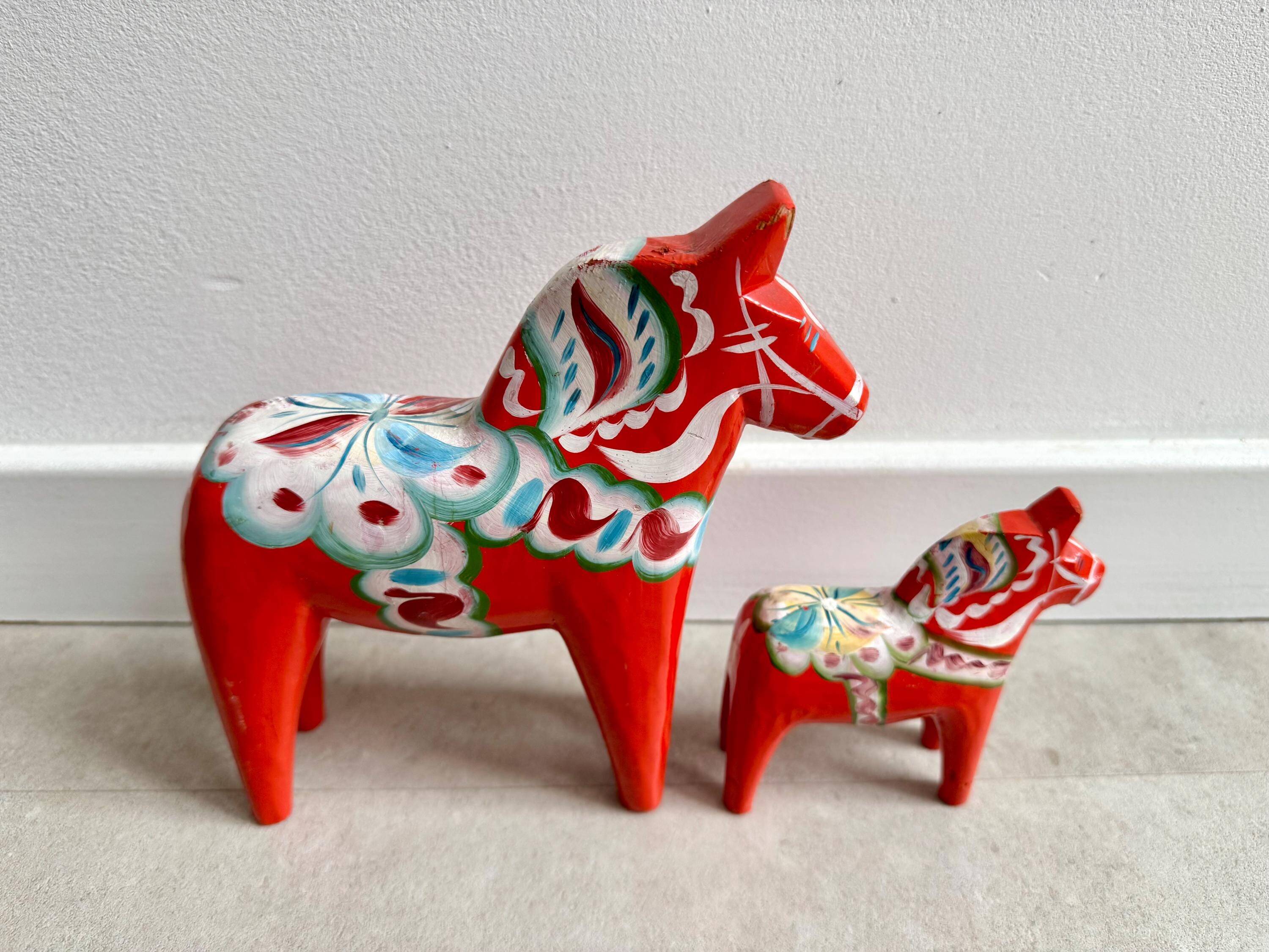 Ensemble de 2 chevaux Dala en bois vintage de Suède