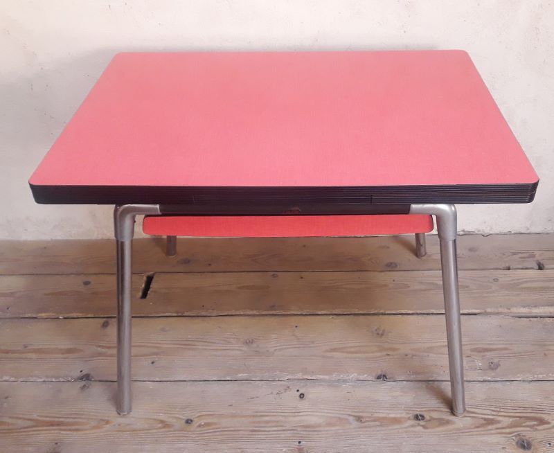 Table manufactured by Lafa formica extendable