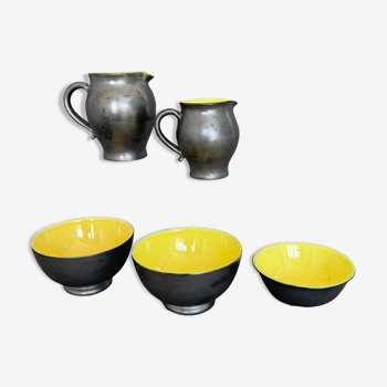 Deux pichets et trois bols céramiques Elchinger fond noir et jaune 1960