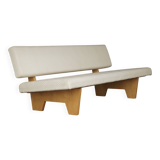 Canapé compact de style néerlandais avec base en bois. Années 1960.