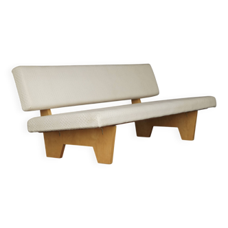 Canapé compact de style néerlandais avec base en bois. Années 1960.