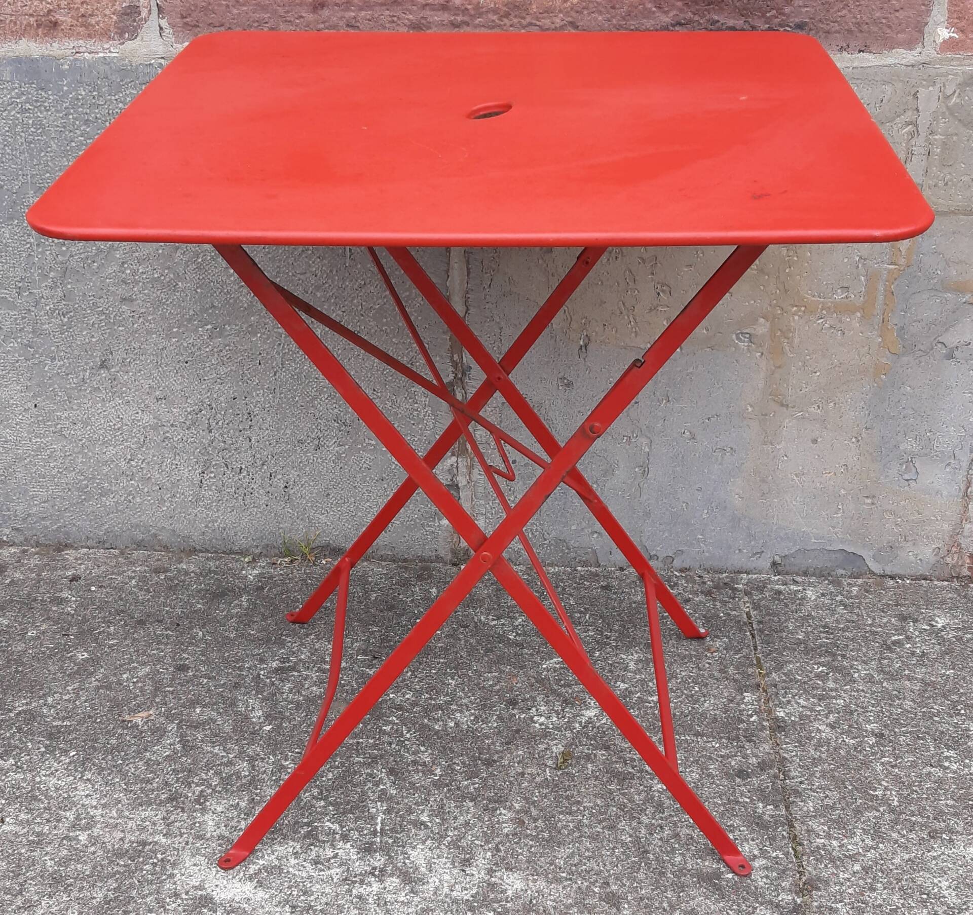 Folding bistro or garden table, made of metal. (Individually or in sets)