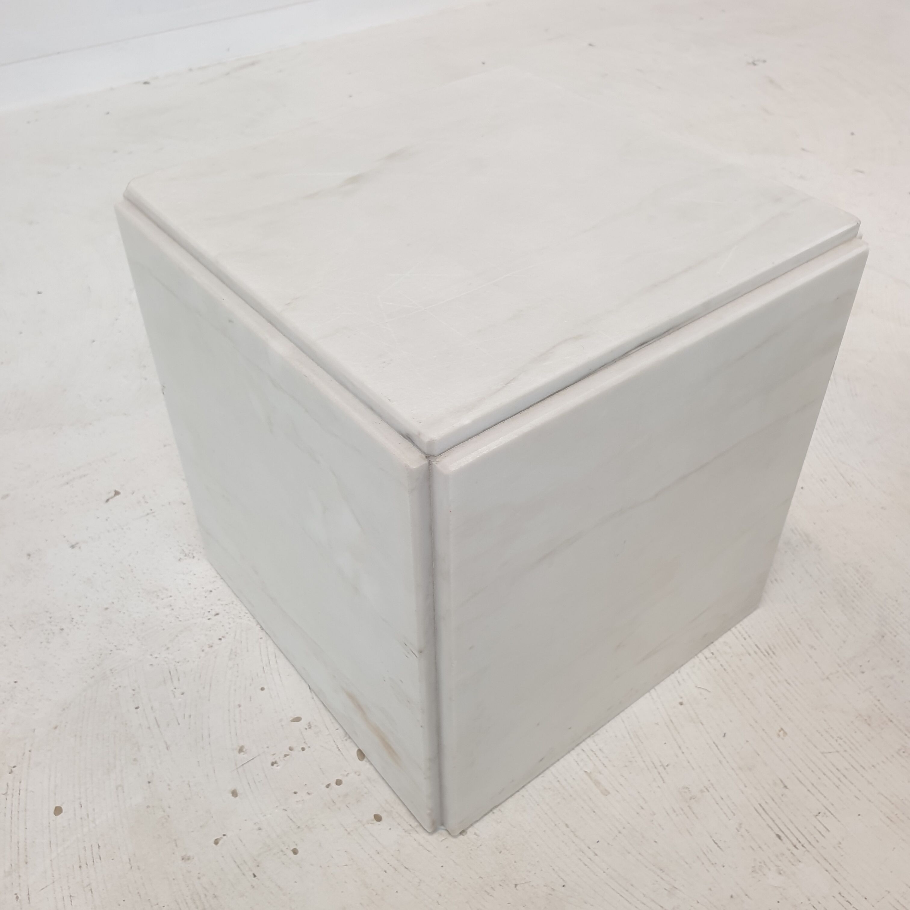 Set of 2 italian marble pedestals or side tables, 1980's