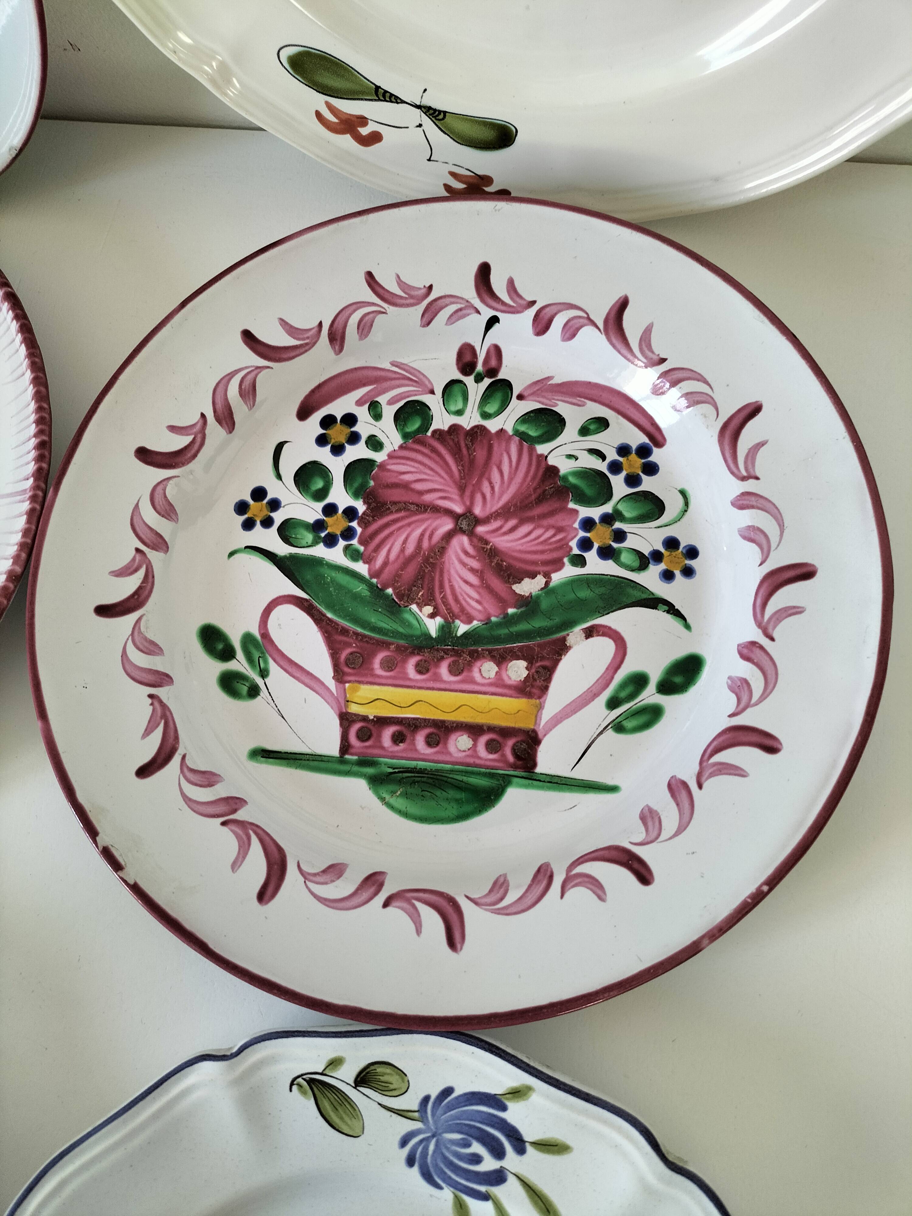 Rooster plates & baskets, earthenware in the spirit of a French bistro.