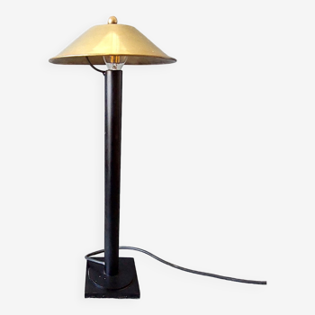 Lampe Post-Moderne en métal noir et laiton doré.