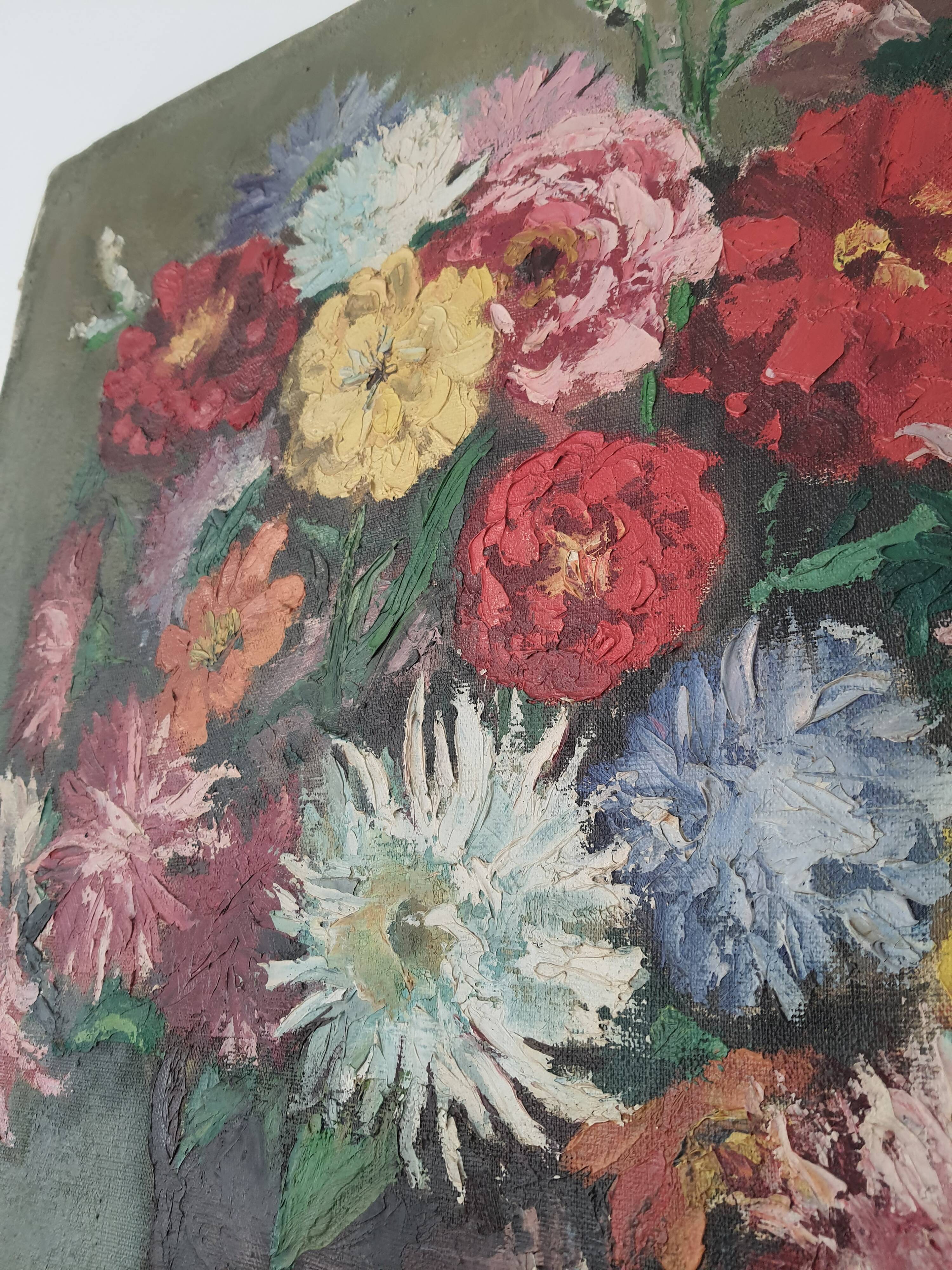 Table bouquet of vintage dahlias