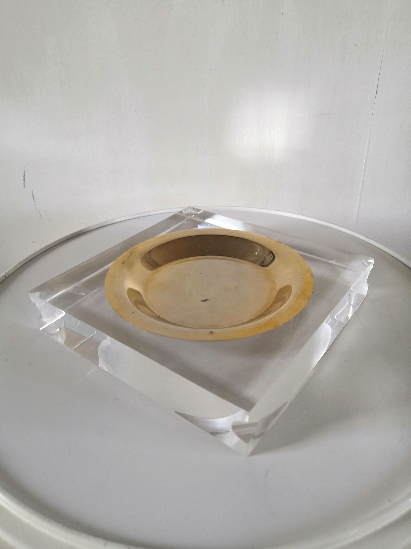 Empty cup pocket Plexiglas ashtray lucite design 70s