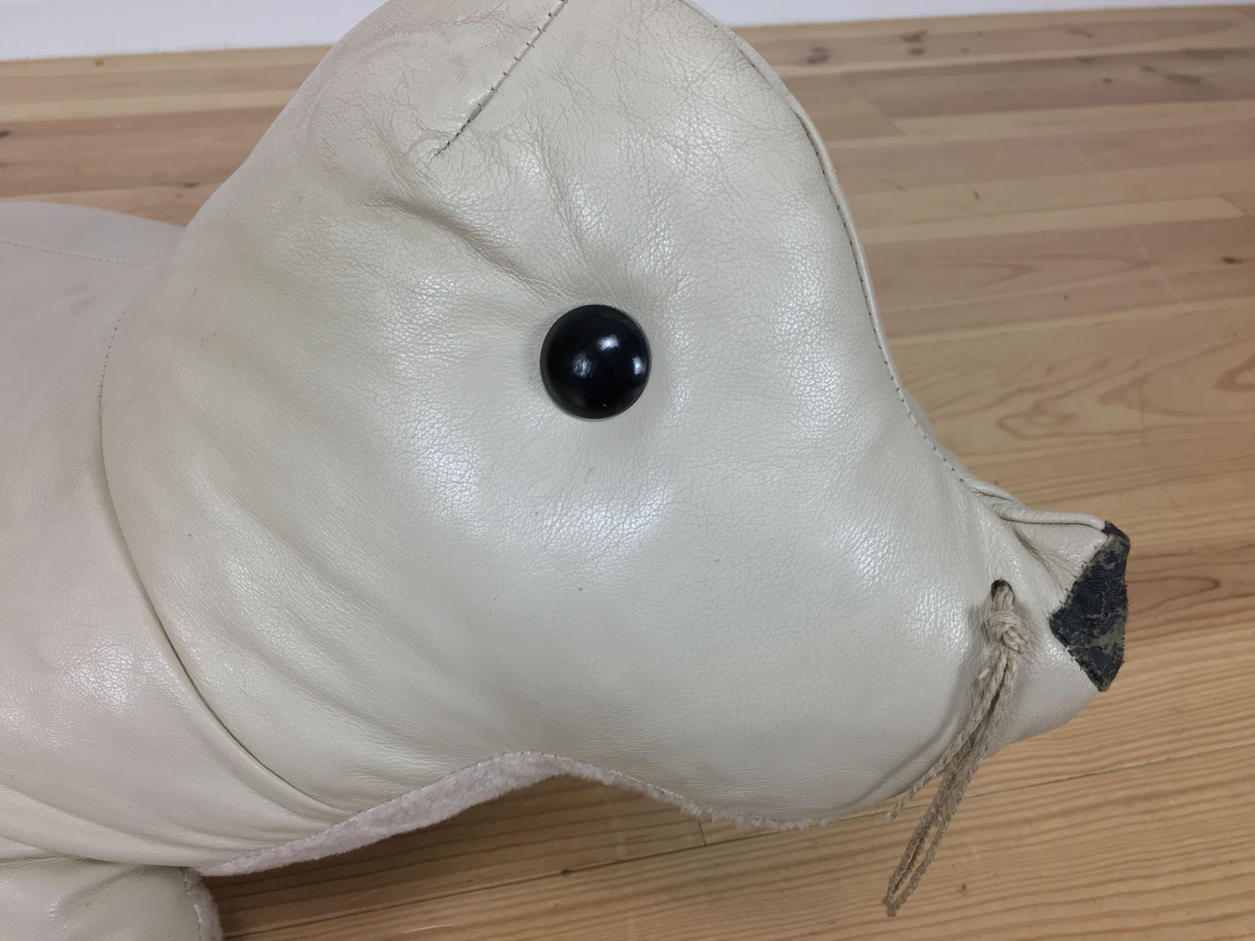 Omersa seal, white leather foot rest