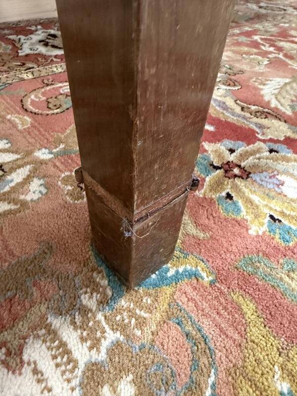 Bureau plat de style anglais en acajou et cuir signé "MAPLE"