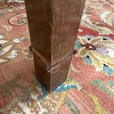 Bureau plat de style anglais en acajou et cuir signé "MAPLE"