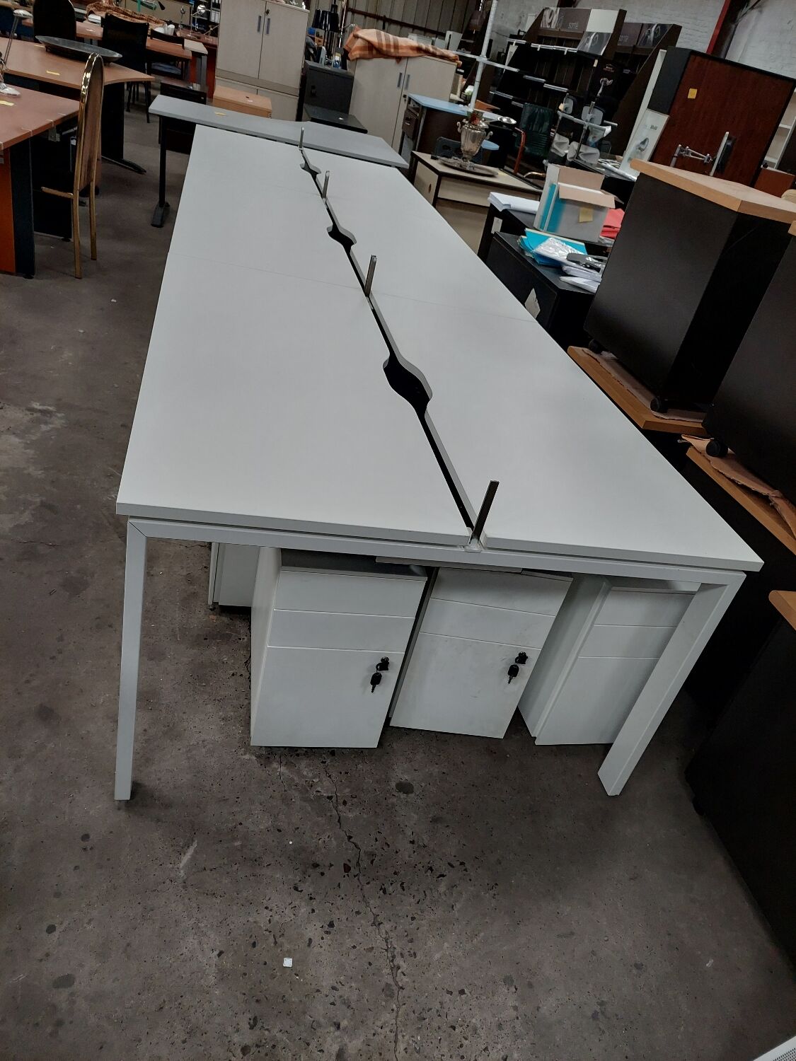Bench desks 6 workstations with 3 removable partitions used good condition