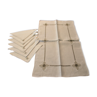 small tablecloth centerpiece with 6 hand-embroidered linen napkins