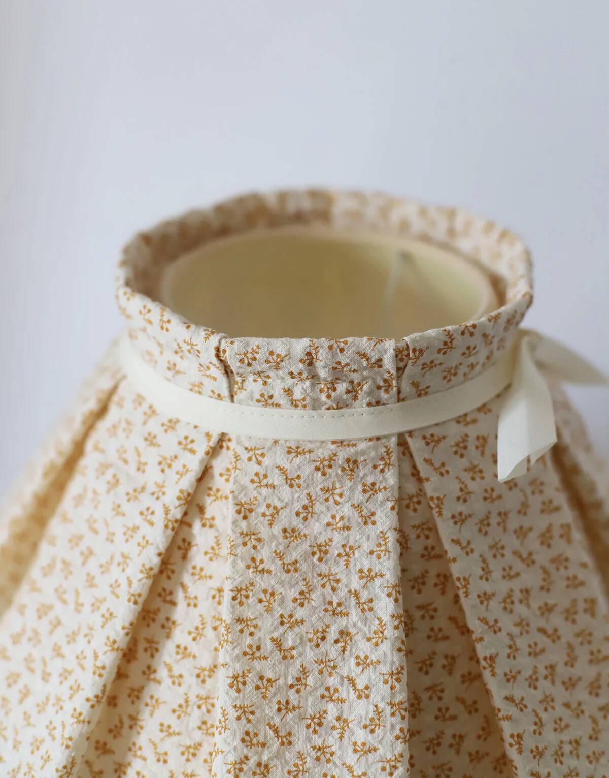 Lampe à poser, pied en bois sculpté et abat-jour plissé