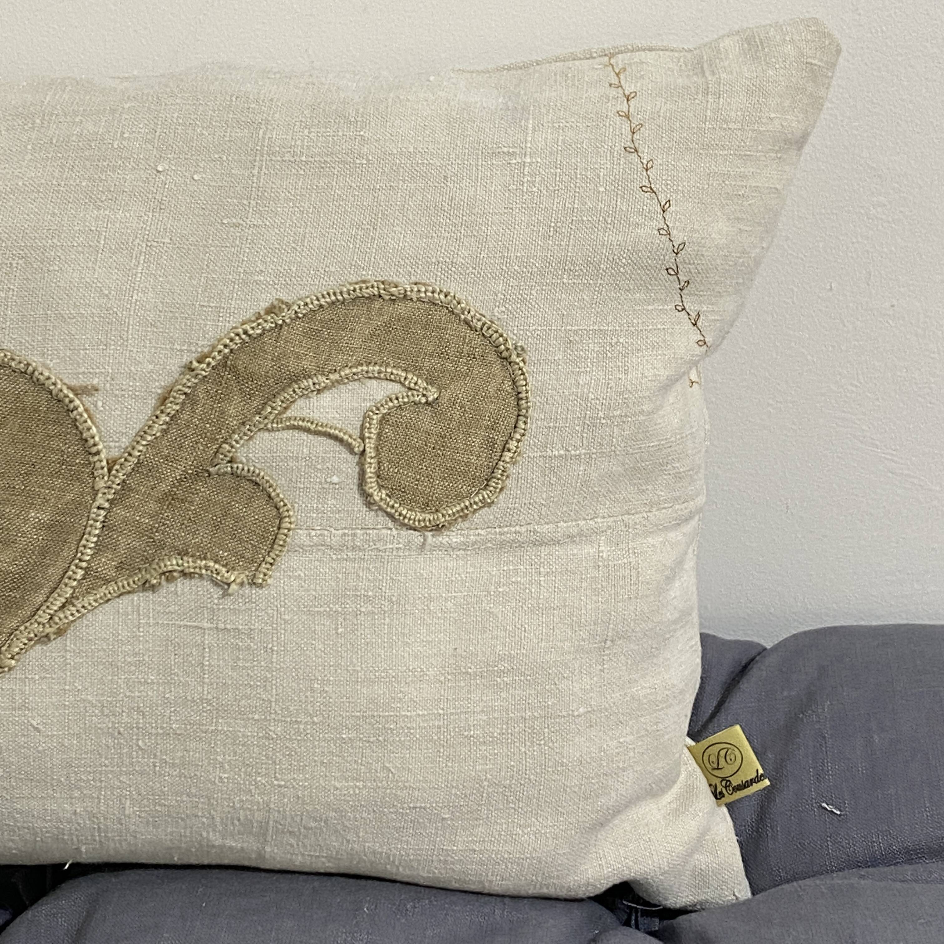 Cushion in vintage fabric with ornamentation