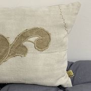 Coussin en toile ancienne avec ornement