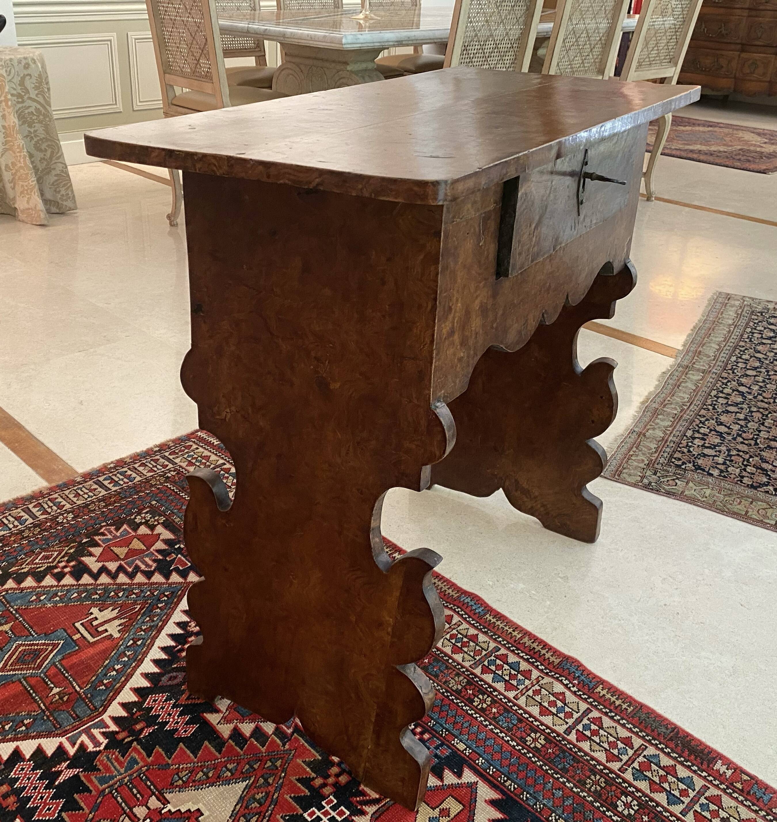 Italian table from the early 19th century, made of rosewood, H 80, W 90, D 42.