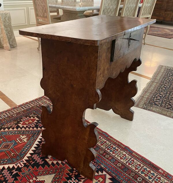 Table italienne début 19e, en bois de rose, H 80, L 90, P42