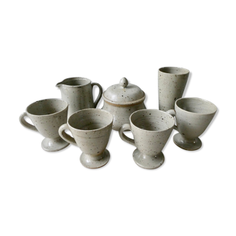 Set de 4 tasses 1 mazagran 1 pot à lait et 1 sucrier en grès pyrité, signés