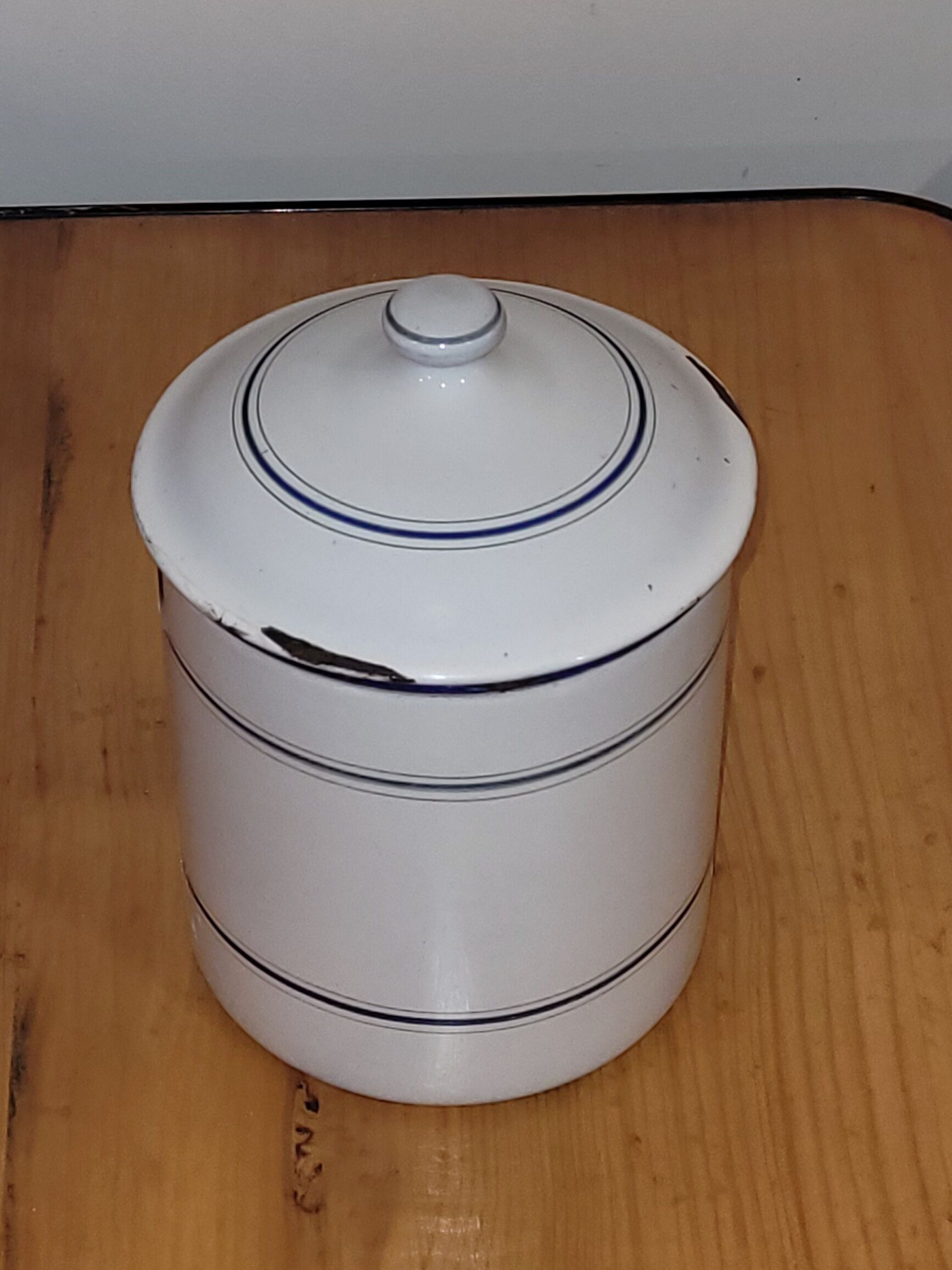 Enamelled sheet metal pot - old