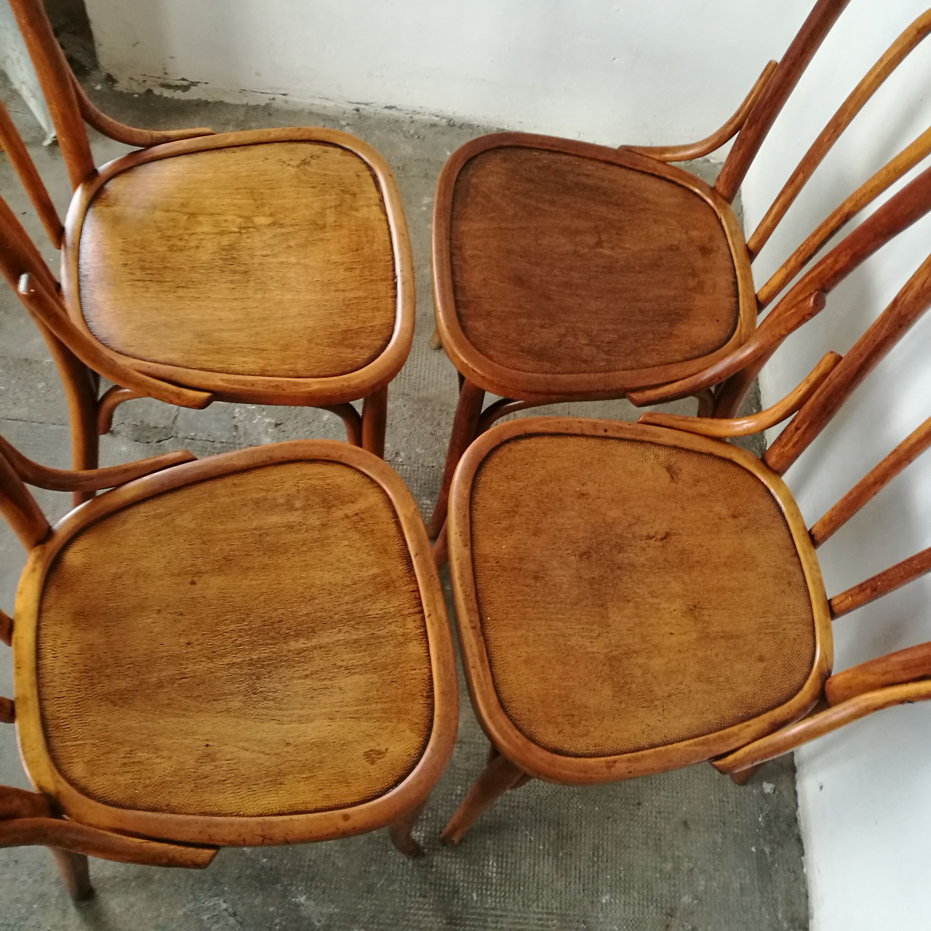 Set of 4 curved wooden bistro chairs, pin back