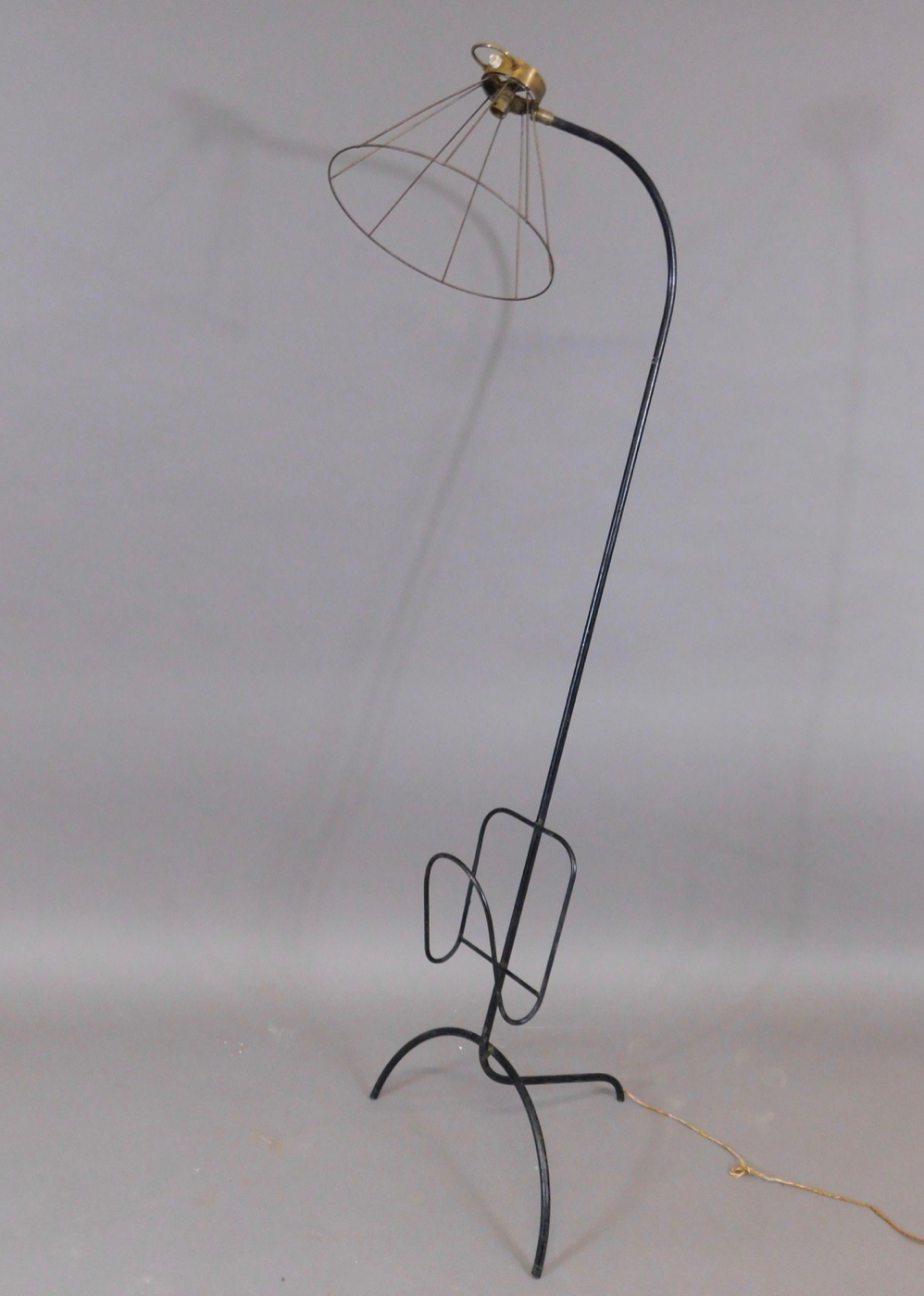 Magazine floor lamp in wrought iron and brass, exposed bulb 1960