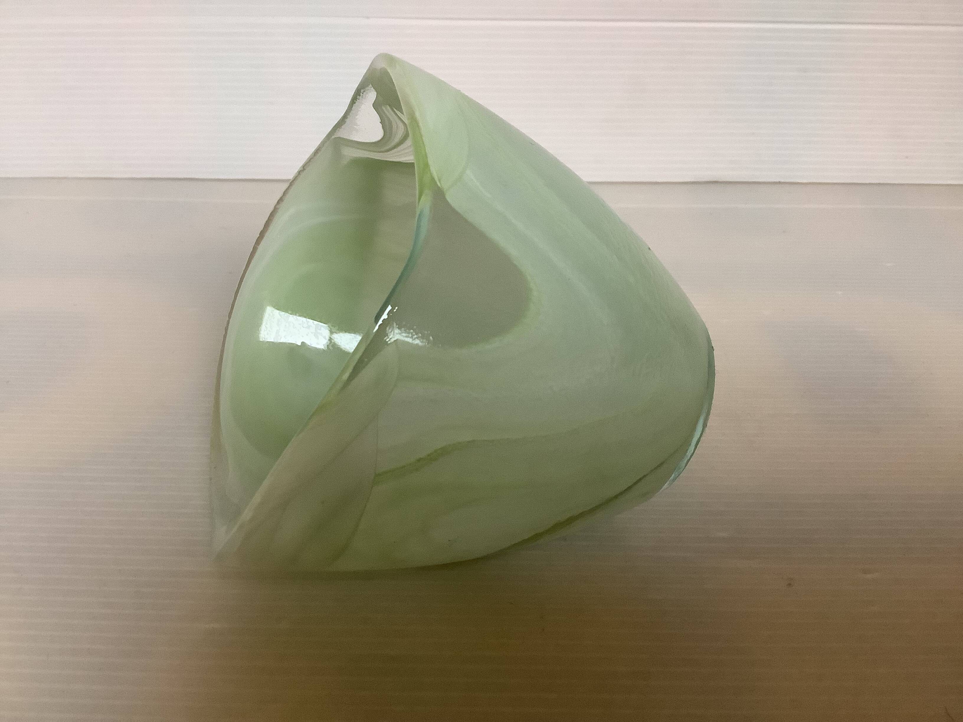 Asymmetrical glass paste ring holder
