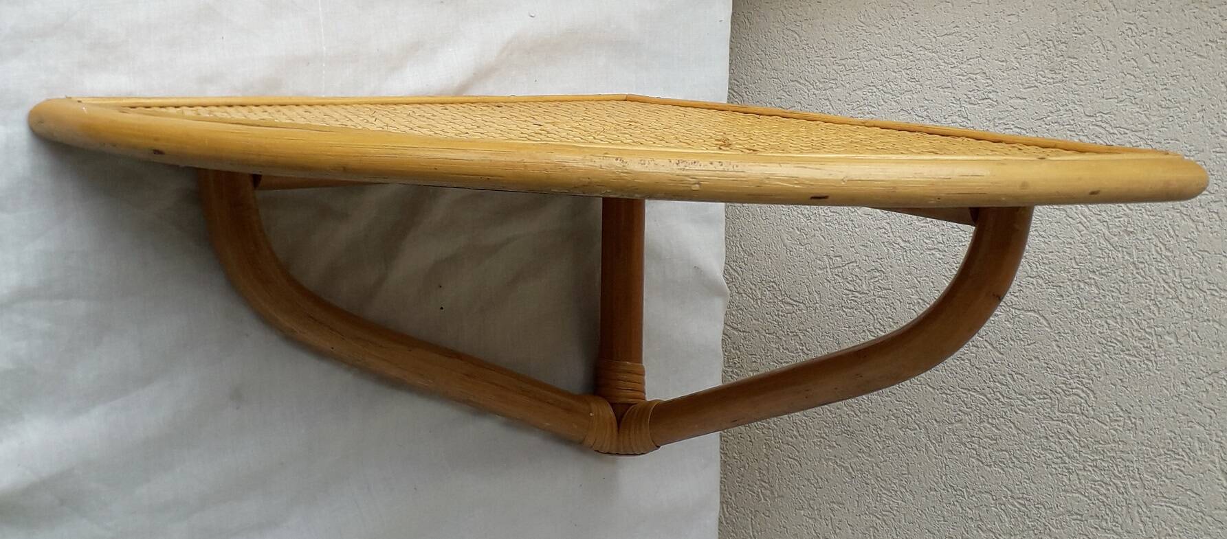 Corner shelf in rattan