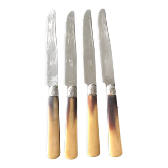 Pop-up Christmas 2022 Set of 4 knives in horns and chiseled metal dating from the early twentieth century.