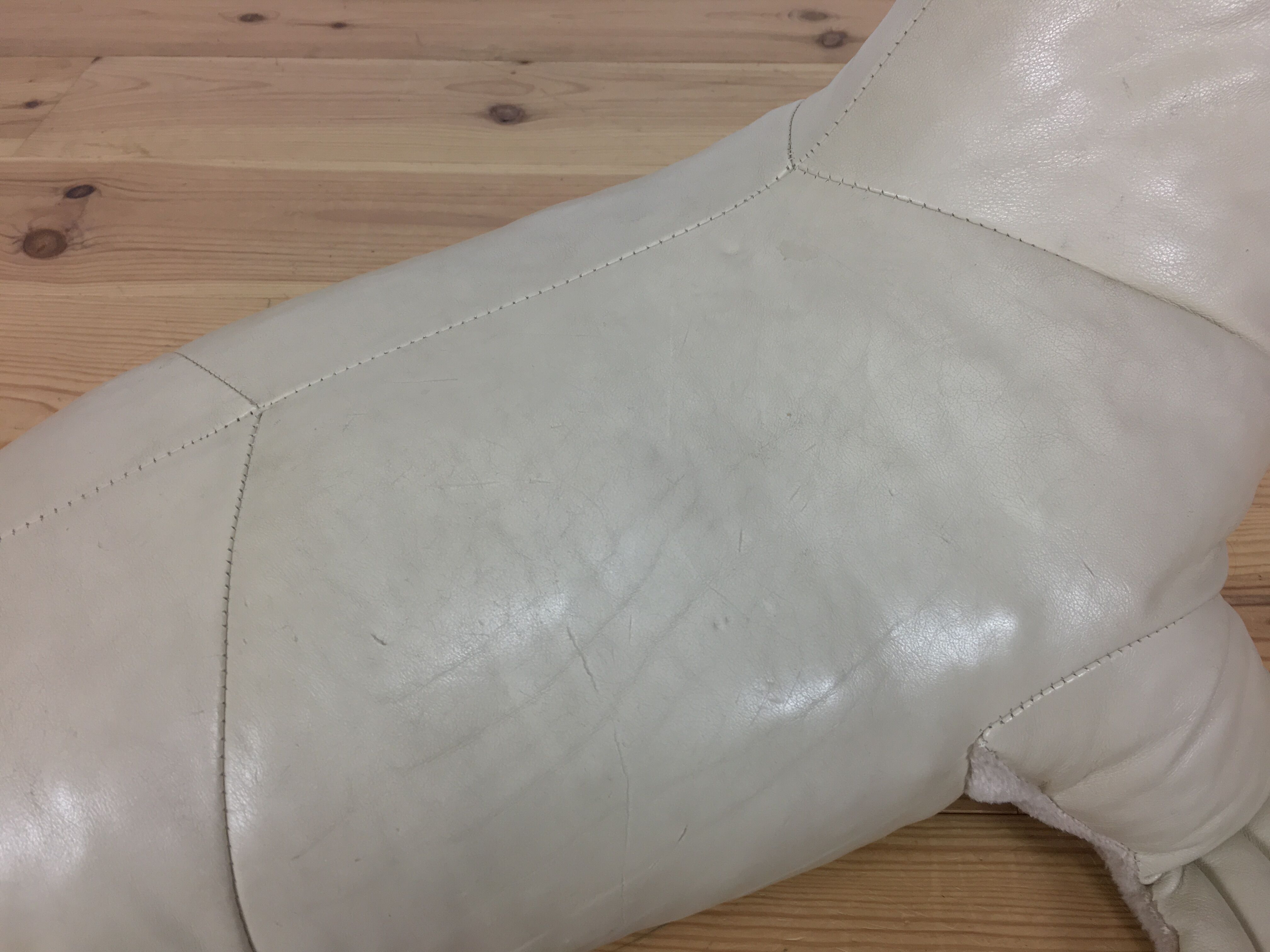 Omersa seal, white leather foot rest