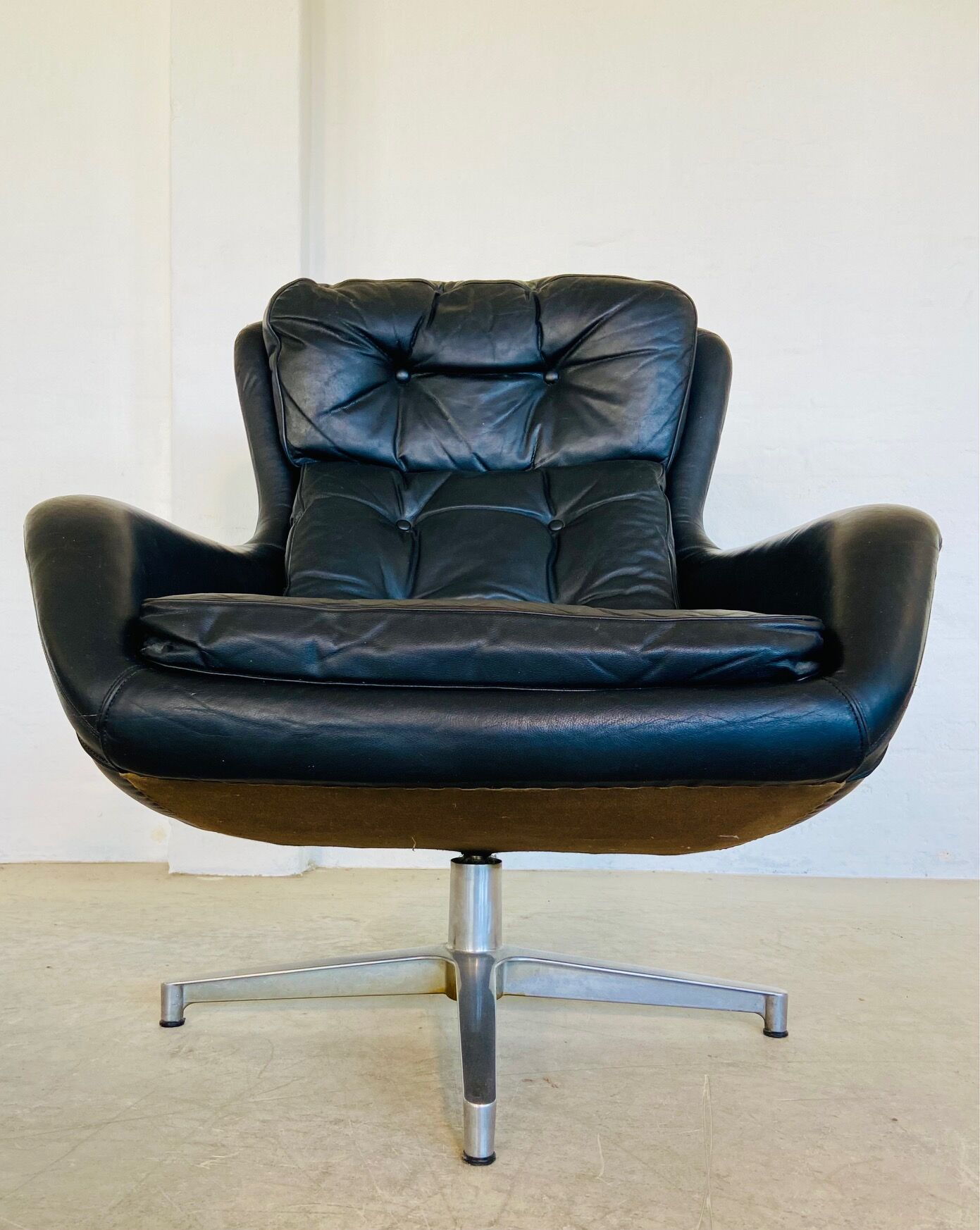 Vintage Danish swivel chair in black leather by Bramin