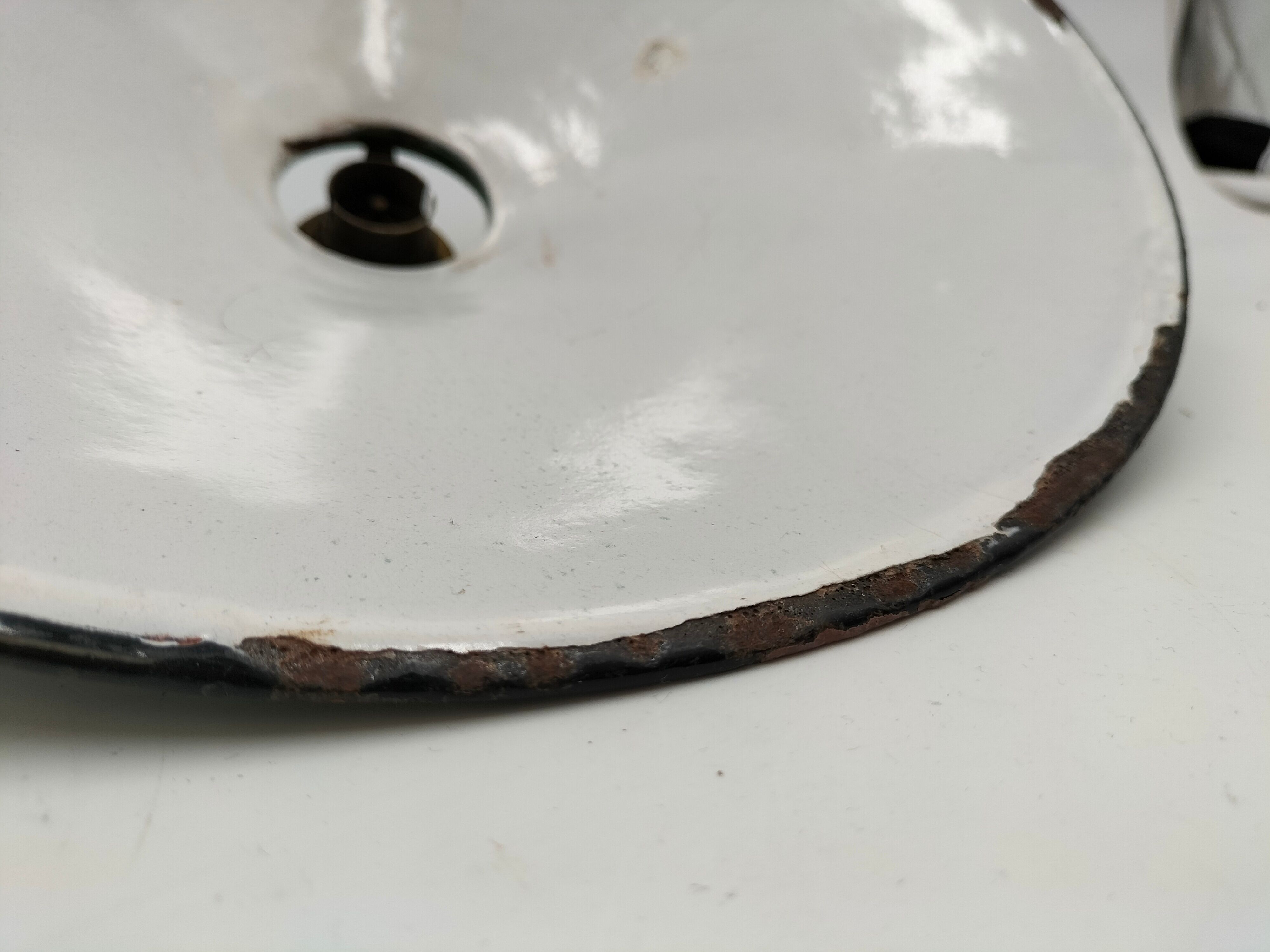 Enamelled sheet metal suspension