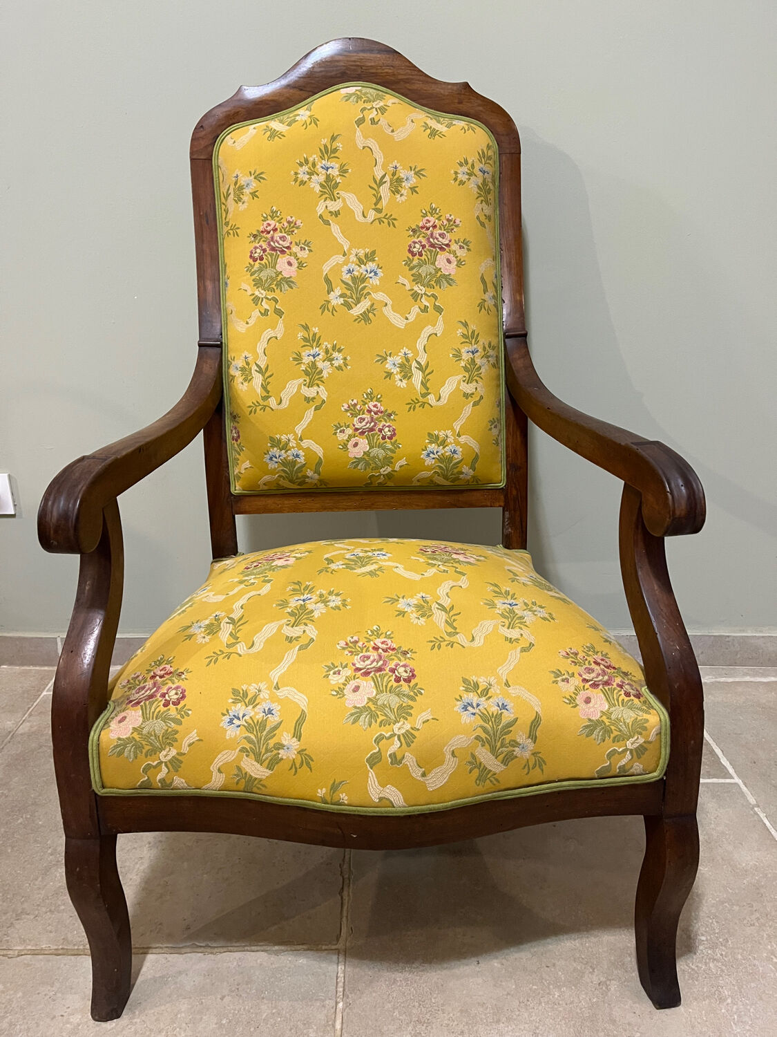 Louis XV style cabriolet armchair in solid wood, yellow floral fabric.