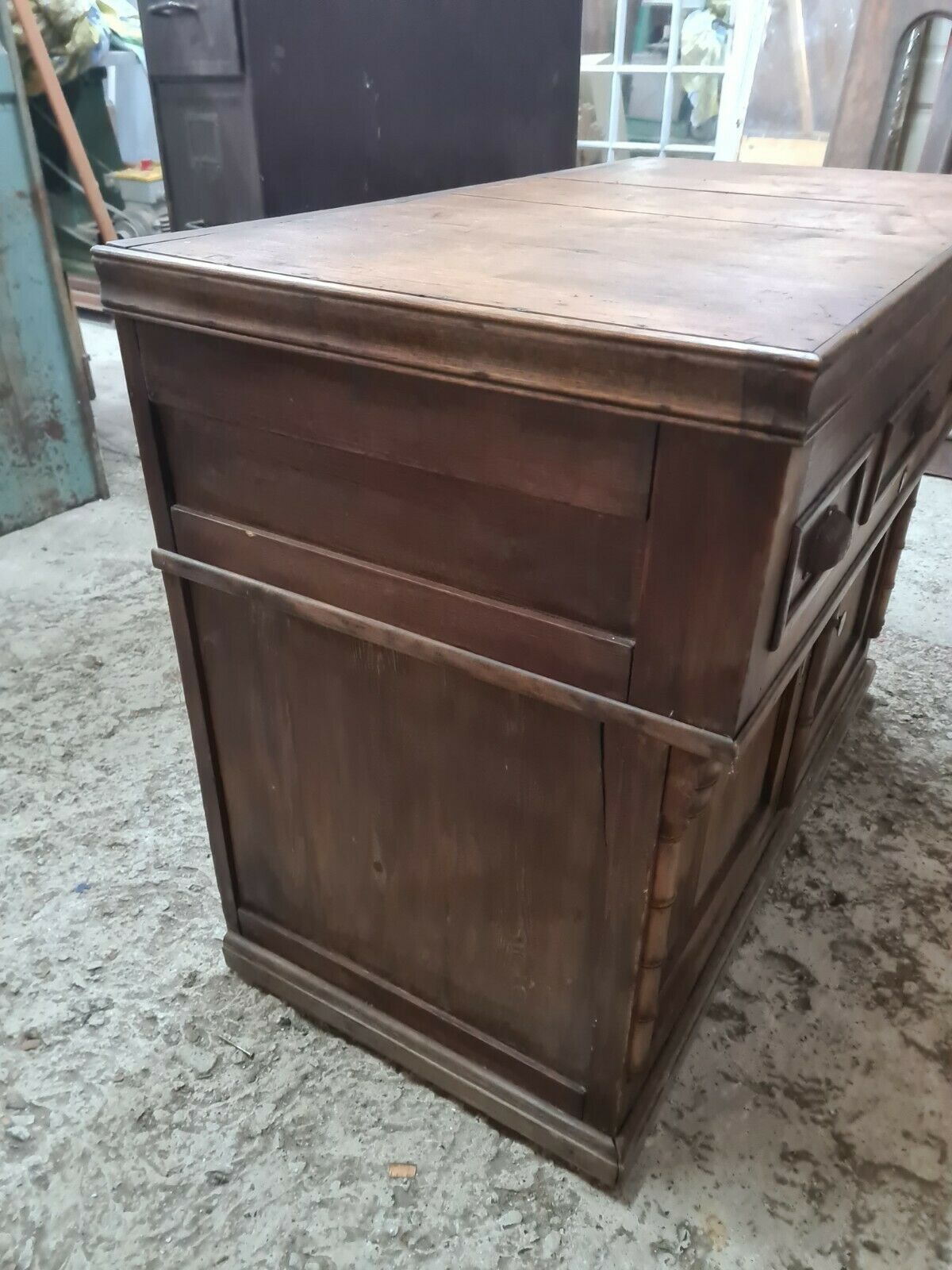 Bamboo-style pitchpin bathroom/dressing room furniture