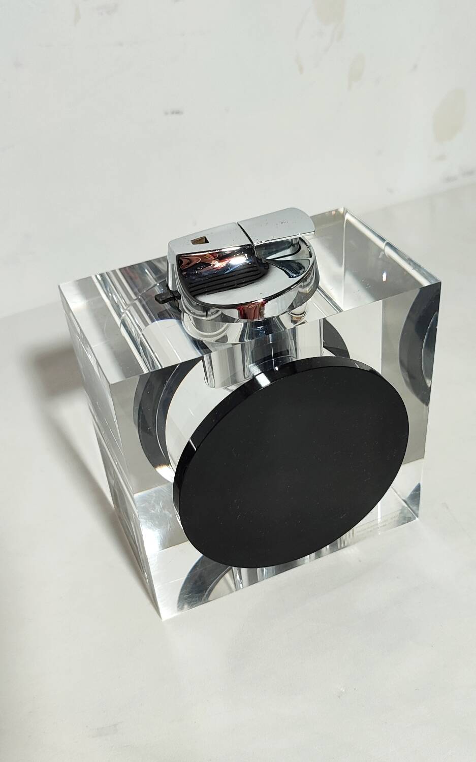 Encendedor de metacrilato de Felice Antonio Botta. Italia, 1970s.