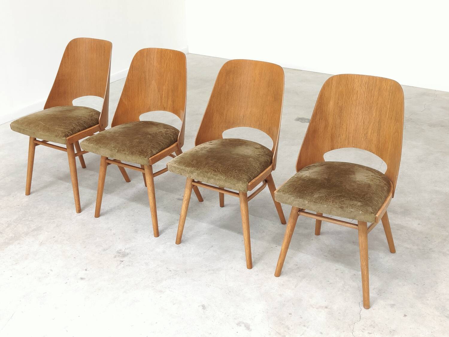 Set of 4 chairs model 514 by Radomir Hofman for Ton 1960