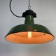 Lampe à suspension industrielle en émail vert, années 1960